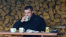 S hejtmanem Martinem Půtou hovořil redaktor MF DNES na zahradě jeho domu v... S hejtmanem Martinem Půtou hovořil redaktor MF DNES na zahradě jeho domu v...