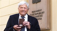 Jií Brady s medailí, kterou obdrel v Poslanecké snmovn. (27. íjna 2016)