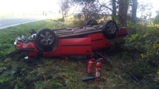 U obce Milná u Lipna se pi nehod pevrátily dva vozy na stechu.