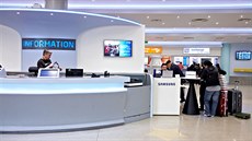 Stánek Samsungu na praském letiti, kde eí zabavené modely Note 7