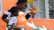 Záchranáři pomáhají migrantům z norské lodi Siem Pilot v přístavu Palermo v... Záchranáři pomáhají migrantům z norské lodi Siem Pilot v přístavu Palermo v...