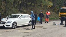 V luxusním voze byl nalezen zraněný muž. V luxusním voze byl nalezen zraněný muž.
