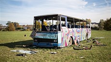 Vrak autobusu stojí nedaleko cyklostezky v místech, kde lidé asto vení psy.