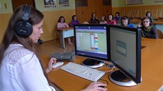 Angličtinářka Helena Boušková využívá digitální propojení školy se svými žáky i... Angličtinářka Helena Boušková využívá digitální propojení školy se svými žáky i...