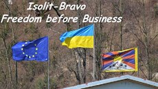 Vlajky vlající na střeše objektu jablonské firmy, včetně tibetské. Vlajky vlající na střeše objektu jablonské firmy, včetně tibetské.