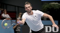 Ivo Karlovi odvrací mí bhem semifinále Erste Bank Open proti Jo Wilfiedu...