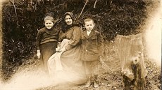 Babička v šátku, dívka v šatech a chlapec v kabátku. Takové snímky se schází,... Babička v šátku, dívka v šatech a chlapec v kabátku. Takové snímky se schází,...