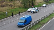 Zátarasy, které policisté postavili na D10 poté, co na dálnici dolo ke...