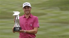 Justin Thomas s trofejí pro vítze turnaje PGA Tour v Kuala Lumpuru.
