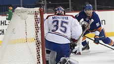 John Tavares z New York Islanders v gólové anci ped brankáem Montrealu Alem...