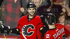 Michael Frolík (vlevo) z Calgary se raduje z gólu se spoluhráčem Matthewem... Michael Frolík (vlevo) z Calgary se raduje z gólu se spoluhráčem Matthewem...