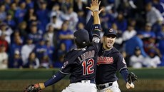 Francisco Lindor (vlevo) a Lonnie Chisenhall z Clevelandu se radují z vítězství... Francisco Lindor (vlevo) a Lonnie Chisenhall z Clevelandu se radují z vítězství...