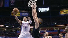 Russell Westbrook (vlevo) z Oklahomy se snaží zakončit akci přes bránícího... Russell Westbrook (vlevo) z Oklahomy se snaží zakončit akci přes bránícího...