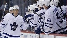 William Nylander z Toronta slaví se spoluhrái svj gól.