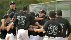 Kapitán havlíčkobrodských softbalistů Karel Kadečka (nahoře) se svými... Kapitán havlíčkobrodských softbalistů Karel Kadečka (nahoře) se svými...