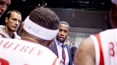Levell Sanders usměrňuje basketbalisty Pardubic při time-outu. Levell Sanders usměrňuje basketbalisty Pardubic při time-outu.
