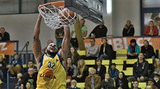 Khristian Smith z Ústí smečuje do koše v zápase s NH Ostrava, bránĂ Max Guercy Khristian Smith z Ústí smečuje do koše v zápase s NH Ostrava, bránĂ Max Guercy