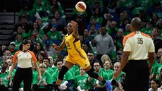 Nneka Ogwumikeová z LA Sparks zachraňuje míč ve hře. Nneka Ogwumikeová z LA Sparks zachraňuje míč ve hře.