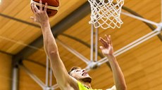 Brněnský křídelník Radek Pumprla zakončuje útočí na ústecký koš. Brněnský křídelník Radek Pumprla zakončuje útočí na ústecký koš.