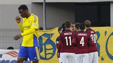 Fotbalisté Sparty se radují z gólu proti Zlínu.