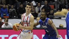 Pardubický rozehrávač Viktor Půlpán (vlevo) uniká Dru Joyceovi z Cmoki Minsk. Pardubický rozehrávač Viktor Půlpán (vlevo) uniká Dru Joyceovi z Cmoki Minsk.
