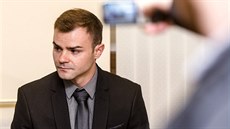 Petr Novotný se u Krajského soudu v Hradci Králové zodpovídá z nabízení tekuté... Petr Novotný se u Krajského soudu v Hradci Králové zodpovídá z nabízení tekuté...