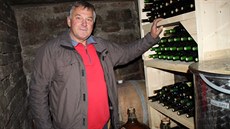 Jiří Novotný má vinohrad na okraji Trutnova. Vyrábí víno z vlastnoručně... Jiří Novotný má vinohrad na okraji Trutnova. Vyrábí víno z vlastnoručně...