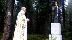 Kříž u Nové Louky vysvětil Petr Šabaka, vojenský kaplan z libereckého pluku... Kříž u Nové Louky vysvětil Petr Šabaka, vojenský kaplan z libereckého pluku...
