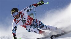 Rakouský lya Marcel Hirscher na trati obího slalomu v Söldenu