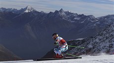 Rakouský lya Marcel Hirscher na trati obího slalomu v Söldenu