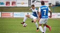 Momentka z druholigového duelu mezi Táborskem (modrobílá) a Pardubicemi Momentka z druholigového duelu mezi Táborskem (modrobílá) a Pardubicemi