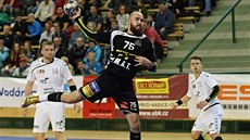 Plzeňský házenkář Jakub Šíra pálí na branku v utkání s Lovosicemi. Plzeňský házenkář Jakub Šíra pálí na branku v utkání s Lovosicemi.