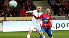 Sparanský obránce Michal Kadlec (vlevo) a plzeský záloník Milan Petrela...