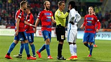 BACHA NA JAZYK, MLADÍKU. Sudí Karel Hrubeš důrazně domlouvá sparťanskému... BACHA NA JAZYK, MLADÍKU. Sudí Karel Hrubeš důrazně domlouvá sparťanskému...