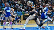 Mostecká házenkářka Simona Szarková pálí. Mostecká házenkářka Simona Szarková pálí.