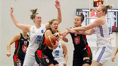 Tereza Kuthanová (černá vlevo) a Gabriela Andělová z Hradce Králové pod tlakem... Tereza Kuthanová (černá vlevo) a Gabriela Andělová z Hradce Králové pod tlakem...