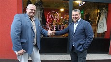 Zleva Petr Urbánek a Jan Richter při oslavě vítězství hnutí ANO v letošních... Zleva Petr Urbánek a Jan Richter při oslavě vítězství hnutí ANO v letošních...
