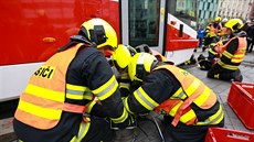 Hasiči nacvičovali na náměstí Svobody v Brně vyproštění osoby zaklíněné pod... Hasiči nacvičovali na náměstí Svobody v Brně vyproštění osoby zaklíněné pod...