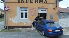 Dvaadvacetiletý řidič nezvládl levotočivou zatáčku. Dvaadvacetiletý řidič nezvládl levotočivou zatáčku.