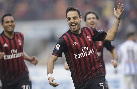 Fotbalista AC Milán Giacomo Bonaventura se raduje z vítzného gólu proti...