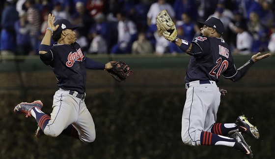 Baseballisté Clevelandu Francisco Lindor (vlevo) a Rajai Davis se radují z...