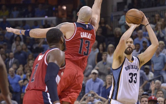 Marc Gasol z Memphisu stílí na ko Washingtonu pes Marcina Gortata.