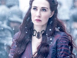 Kouzelnice Melisandre, kterou v úspném seriálu Hra o trny hraje Carice van...