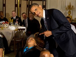 Prezident se fotí s chlapcem, který usnul v jídeln Bílého domu pi oslav Dne...