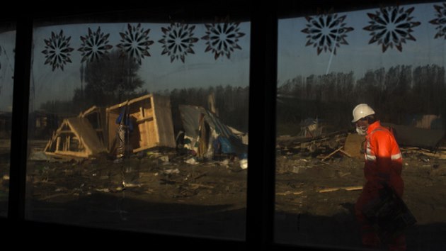 Francouzské úřady likvidují vyklizený uprchlický tábor u Calais (29. října 2016)