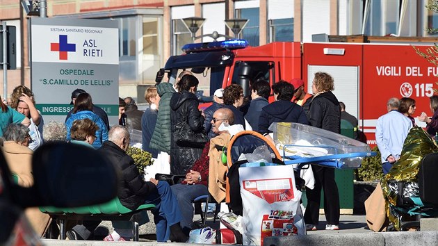 Pacienti jsou po otesech evakuovn z nemocnice v Rieti (30. jna 2016)