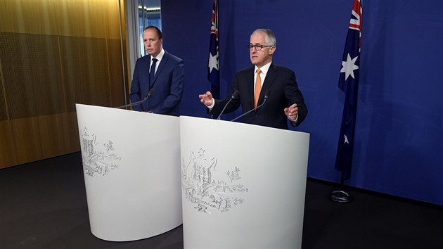 Australsk preimr Malcolm Turnbull (vpravo) a ministr pro imigraci Peter Dutton pi tiskov konferenci (30. jna 2016)