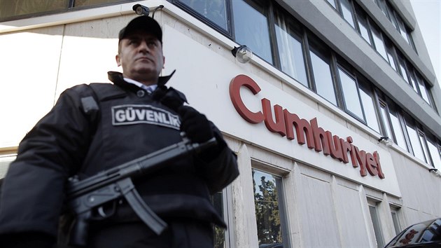 Pslunk security hldkuje u sdla opozinho listu Cumhuriyet pot, co tureck policie zatkla fredaktora novin (31.10.2016)