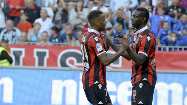 Fotbalist Nice Mario Balotelli (vpravo) a Alassane Plea (vlevo) slav gl v zpase s Nantes.