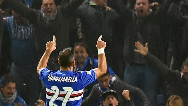Italsk tonk Sampdorie Janov Fabio Quagliarella oslavuje s fanouky gl proti Interu.